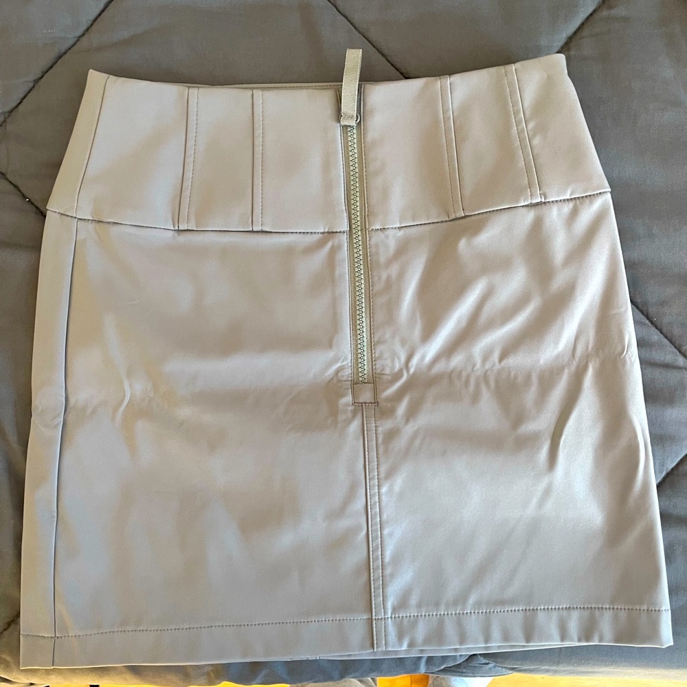 Size small gray Zara skirt
Never worn 
No tags